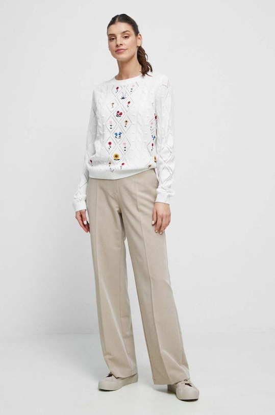 Sweter damski z ozdobnym haftem kolor beżowy RS23.SWD501 beżowy RS23