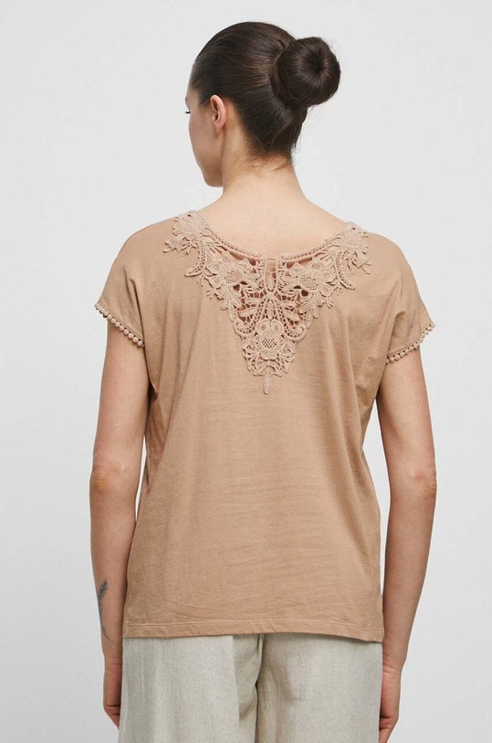 Odzież T-shirt bawełniany damski z ozdobną aplikacją z koronki kolor beżowy RS23.TSDA03 beżowy
