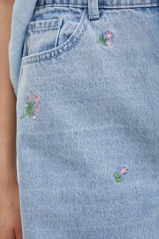 Szorty jeansowe damskie mom fit z ozdobnym haftem kolor niebieski niebieski RS24.SZDA03