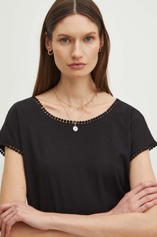 T-shirt bawełniany damski z ozdobną aplikacją kolor czarny aplikacja czarny RS24.TSD091