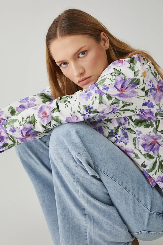 Bluzka z domieszką lnu damska w kwiaty kolor beżowy RS25.BDD070 beżowy