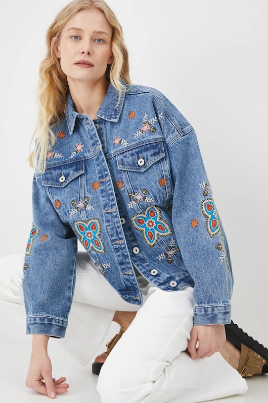 Kurtka jeansowa bawełniana damska z ozdobnymi haftami jeans niebieski RS25-KUD600