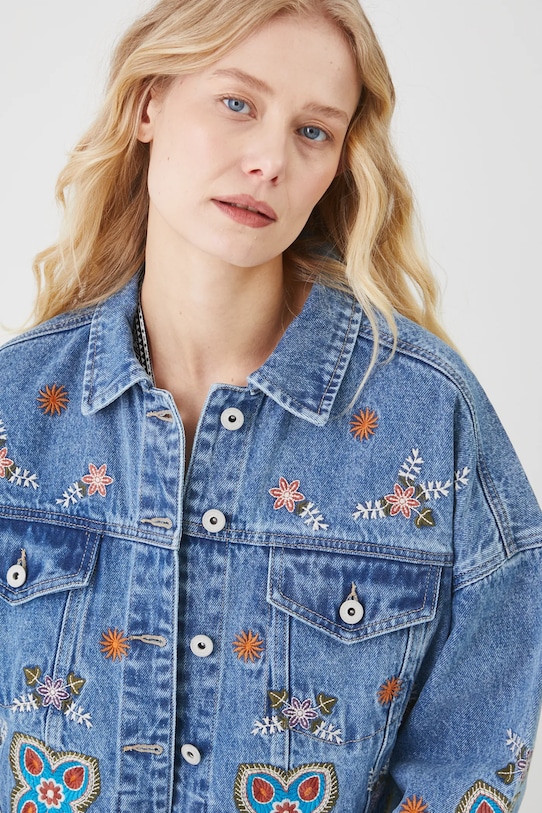 Kurtka jeansowa bawełniana damska z ozdobnymi haftami RS25-KUD600 niebieski