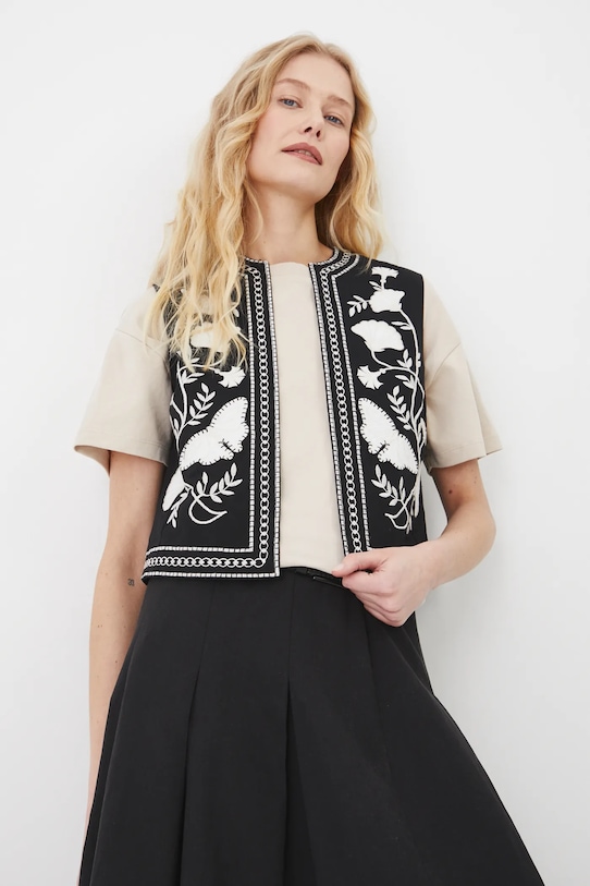 Bavlněná vesta dámská s ozdobnou nášivkou černá barva látka černá RS25.KZD600