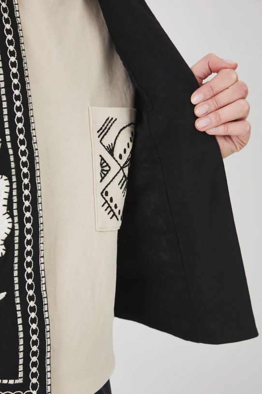 Bavlněná vesta dámská s ozdobnou nášivkou černá barva RS25.KZD600