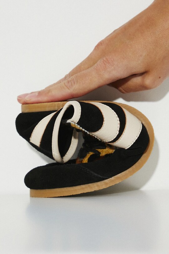 Sneakersy zamszowe damskie z elastyczną podeszwą kolor czarny RS25.OBD504