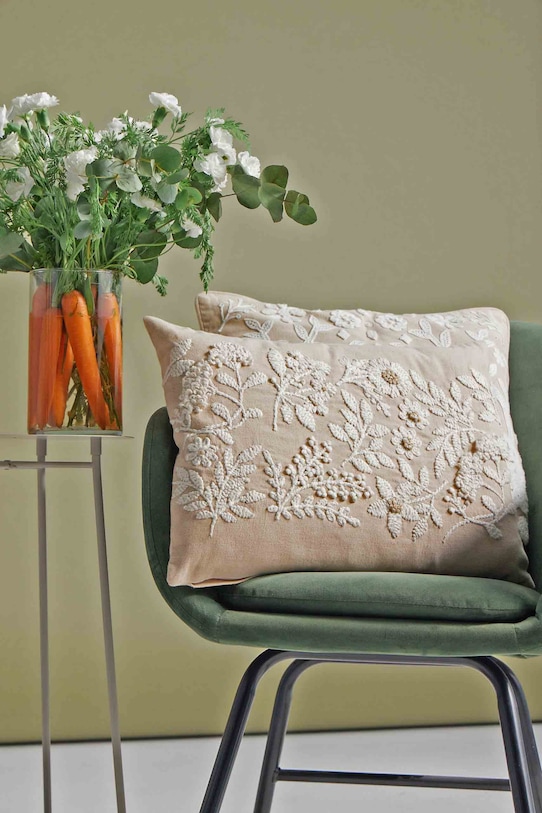 Dekoratívna obliečka na vankúš s ozdobnou aplikáciou 35 x 50 cm béžová farba béžová RS25.PSU519