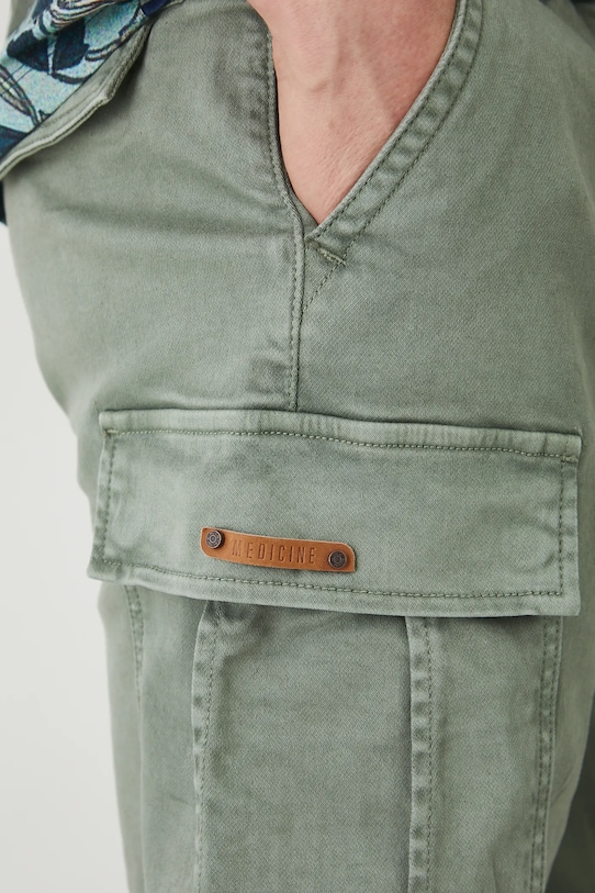 Szorty jeansowe męskie z kieszeniami cargo kolor zielony zielony RS25.SZM924