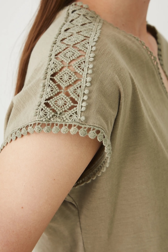 Bavlněné tričko dámské s ozdobnými vsadkami zelená barva RS25.TSD090 zelená