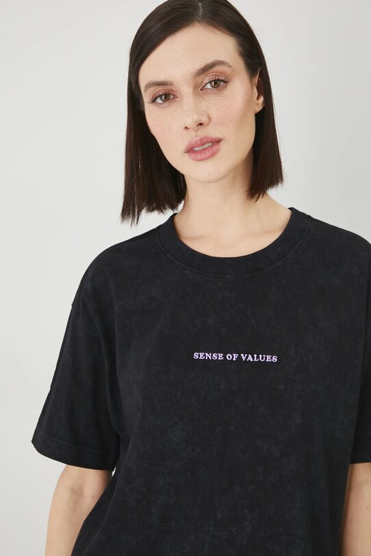 T-shirt bawełniany damski by Barbora Idesová, Sense of Values kolor czarny RS25.TSD657 czarny