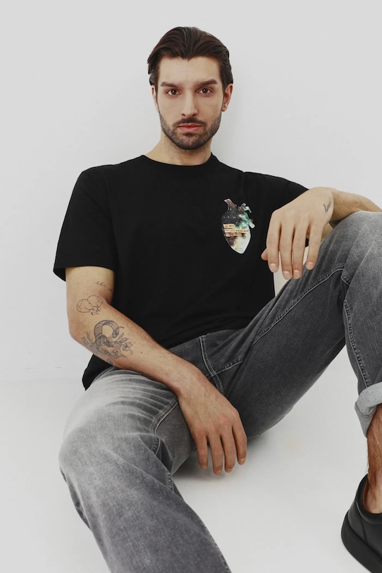 T-shirt bawełniany męski z elastanem by Magda Kubiak – Dziki Las kolor czarny okrągły czarny RS25.TSM284
