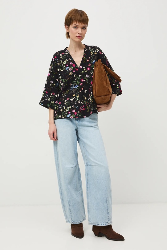 Bluzka damska z wiskozy w kwiaty RS26-BKD030 czarny RS26