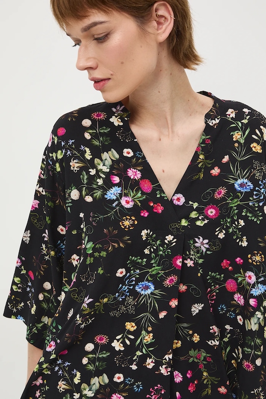 Bluzka damska z wiskozy w kwiaty czarny RS26-BKD030