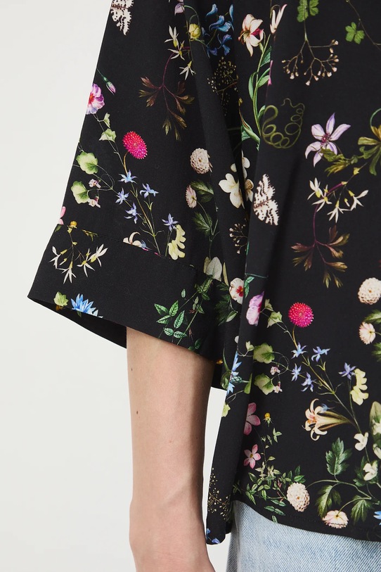 Bluzka damska z wiskozy w kwiaty RS26-BKD030 czarny