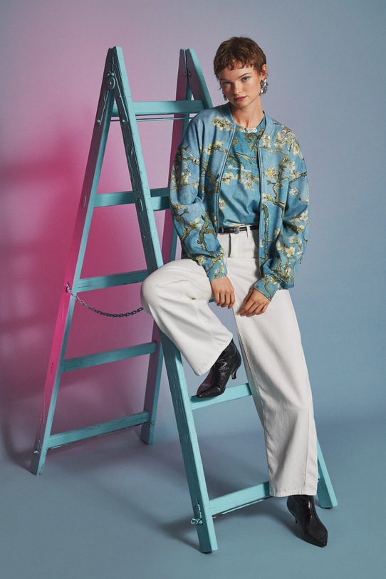 Bluza bawełniana damska z kolekcji Eviva L'arte wzorzyste niebieski RS26-BLD254