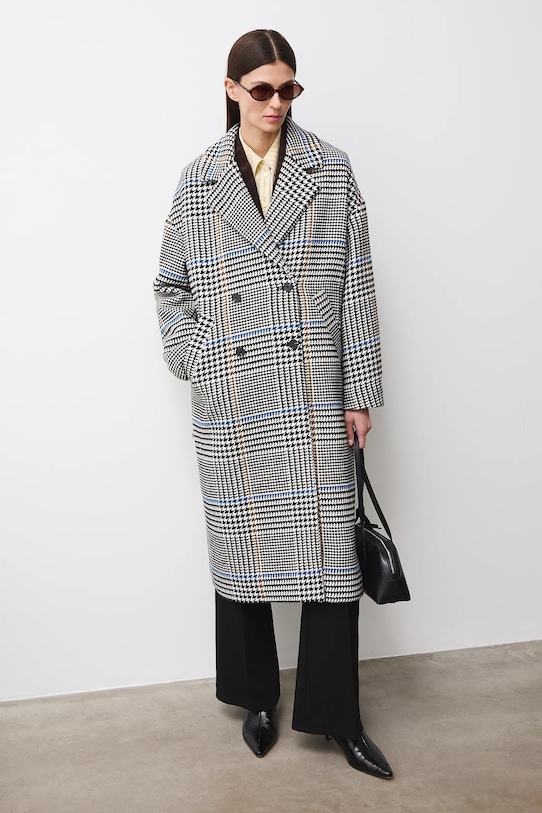 Płaszcz z domieszką wełny damski dwurzędowy w kratę nieocieplane czarny RS26-KPD100