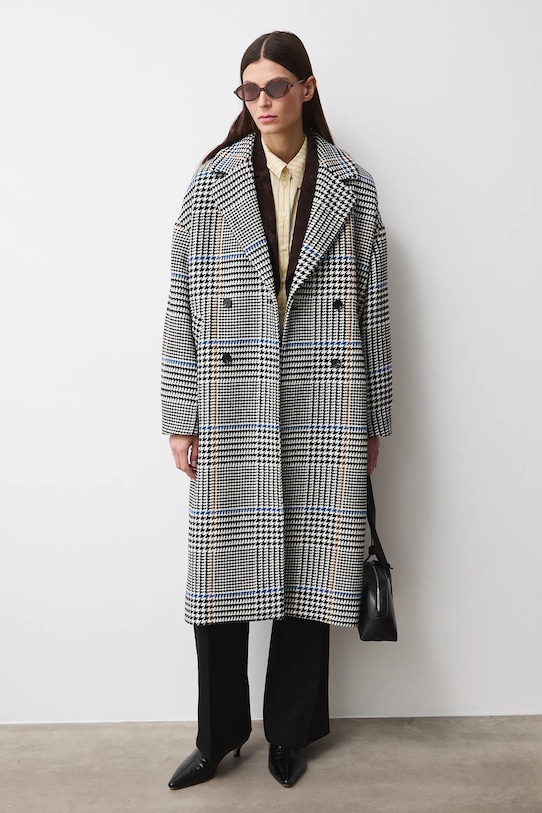 Płaszcz z domieszką wełny damski dwurzędowy w kratę RS26-KPD100 czarny RS26