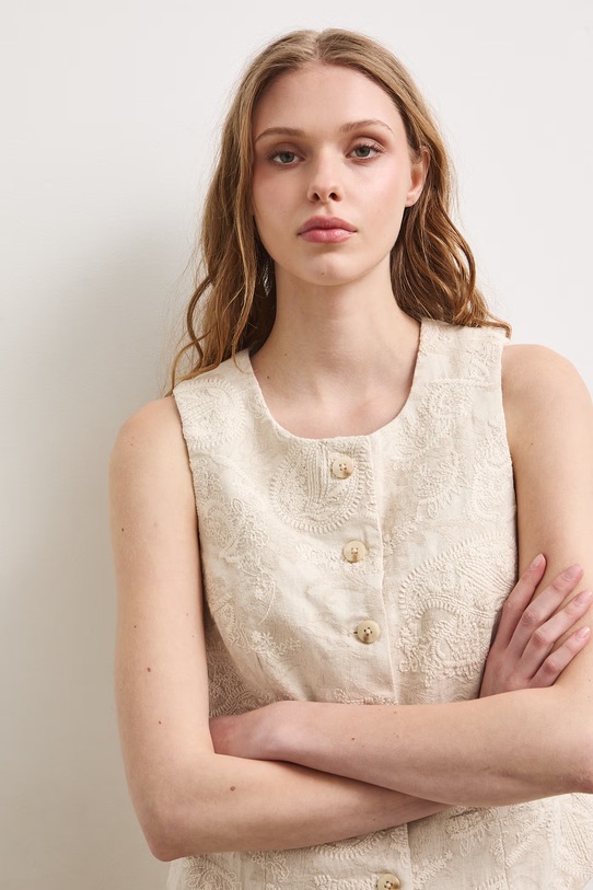 Jednořadá vesta dámská s příměsí lnu béžová RS26-KZD901