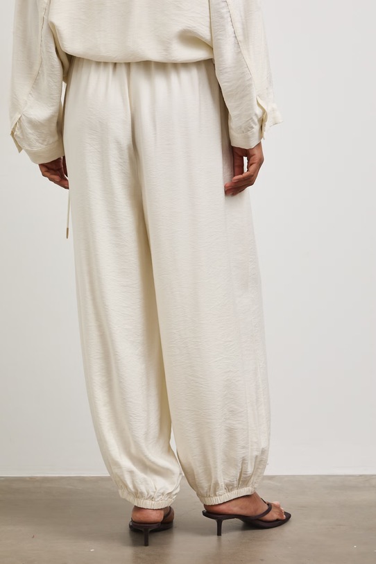 Odzież Spodnie slouchy damskie z wiskozą RS26-SPD908 beżowy