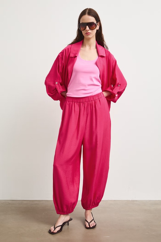 Spodnie slouchy damskie z wiskozy różowy RS26-SPD908