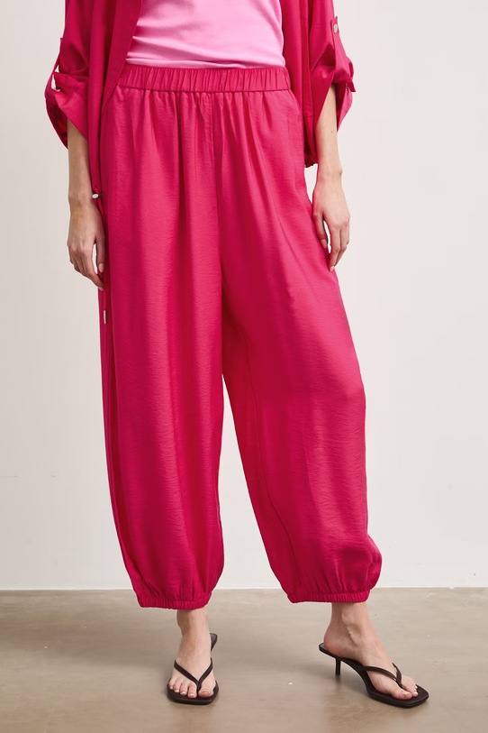 Spodnie slouchy damskie z wiskozy różowy RS26-SPD908