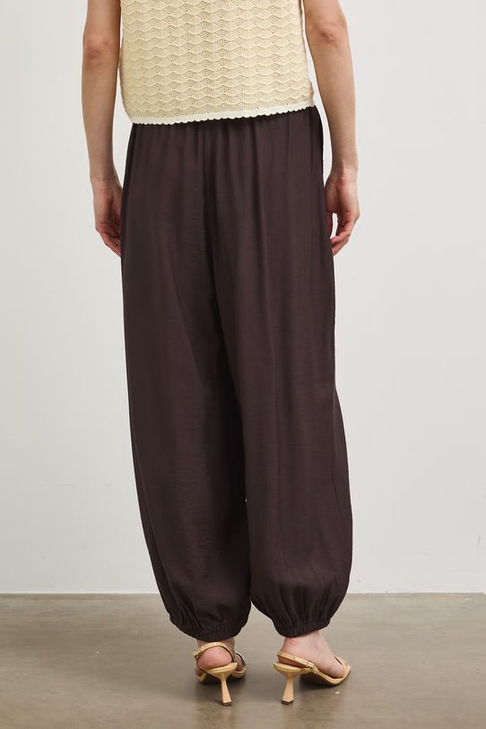 Odzież Spodnie slouchy damskie z wiskozą RS26-SPD908 brązowy