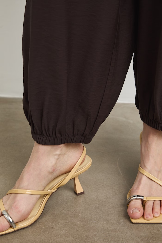 Spodnie slouchy damskie z wiskozą brązowy RS26-SPD908