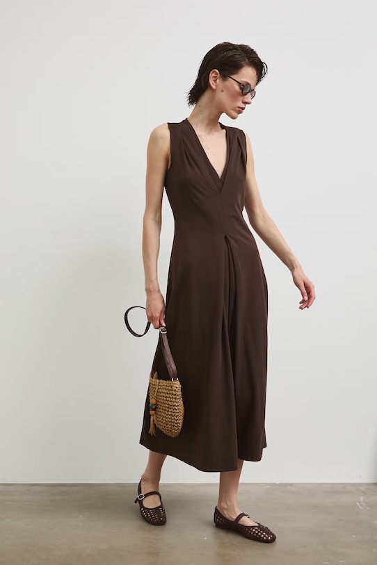 Sukienka rozkloszowana bawełniana z elastanem gładka brązowy RS26-SUD090
