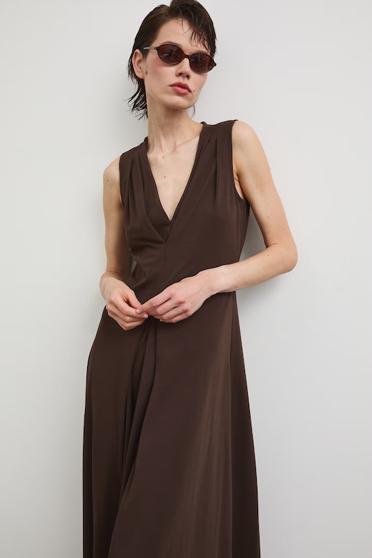 Sukienka rozkloszowana bawełniana z elastanem gładka brązowy RS26-SUD090