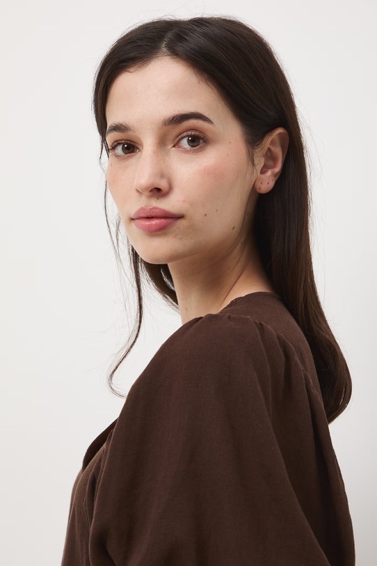 Sukienka oversize z lnem brązowy RS26-SUD700