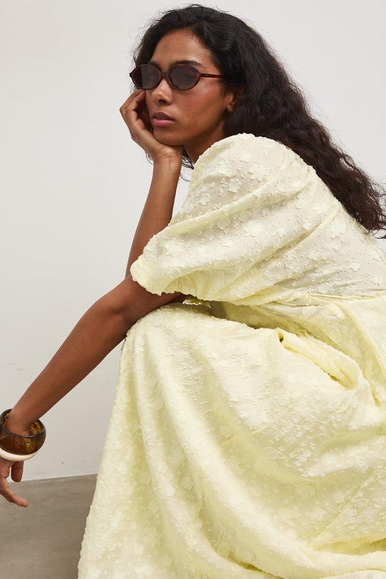 Sukienka rozkloszowana z wiskozą żółty RS26-SUD804