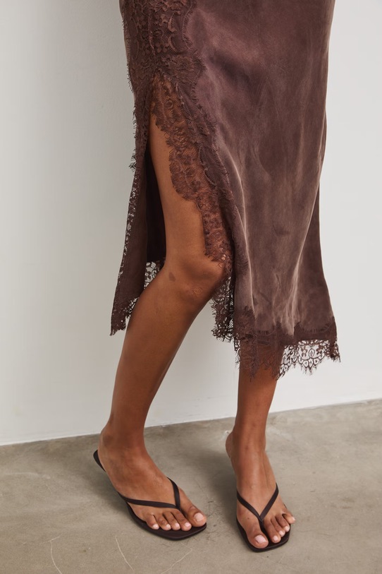 Spodnicové šaty RS26-SUD812 hnedá