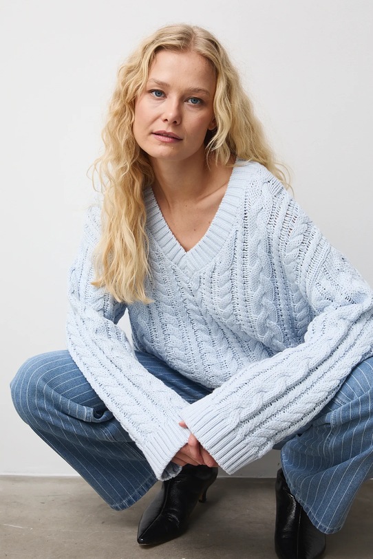 Sweter bawełniany damski z warkoczowym splotem gładkie niebieski RS26-SWD101