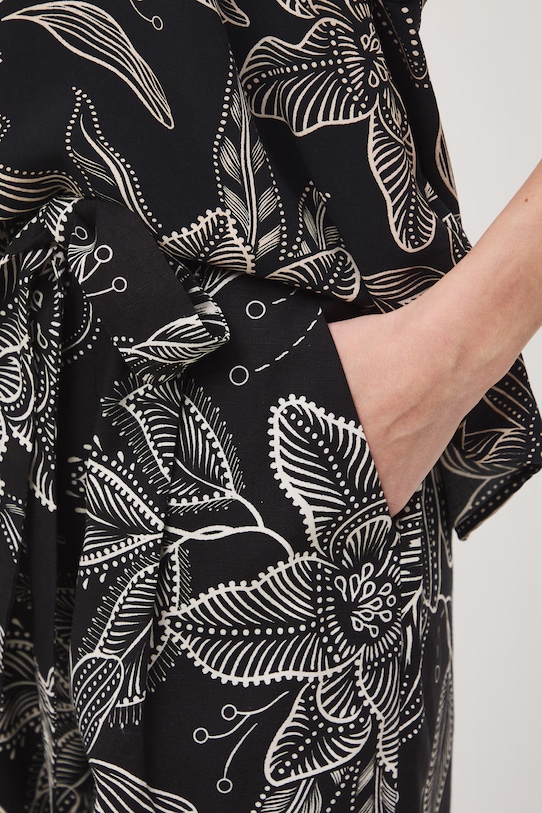 Medicine szorty damskie z domieszką lnu czarny RS26-SZD070