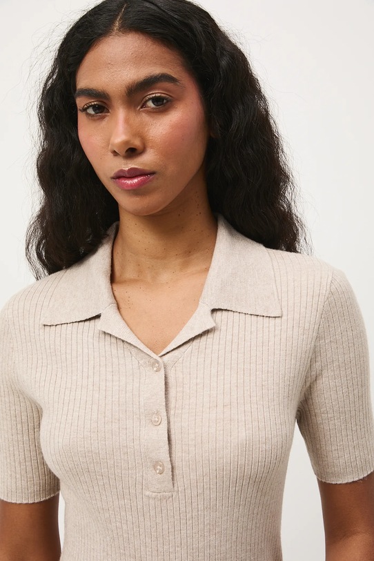 T-shirt damski z kołnierzykiem beżowy RS26-TSD200