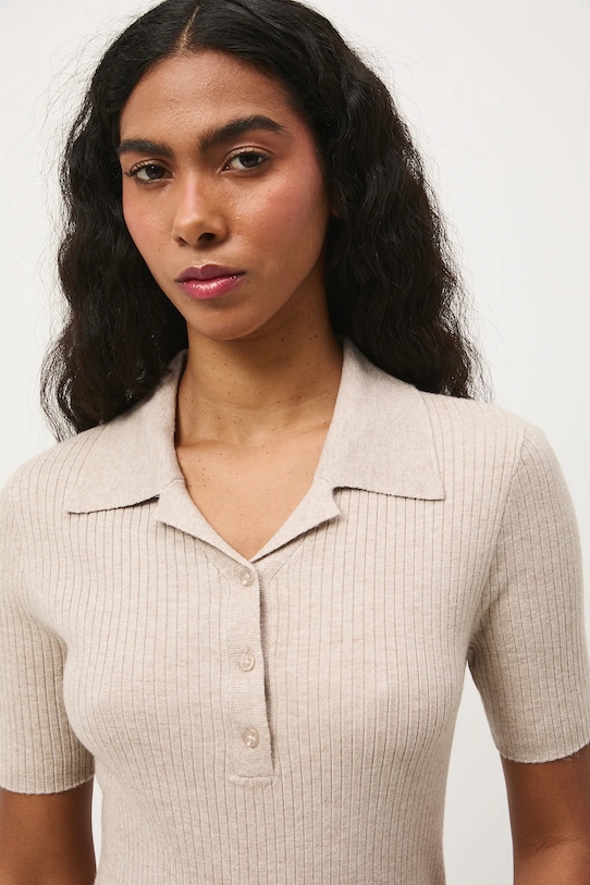 T-shirt damski z kołnierzykiem beżowy RS26-TSD200
