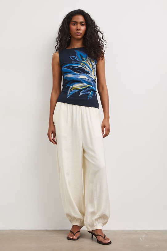 Top damski bawełniany z elastanem w kwiaty granatowy RS26-TTD809