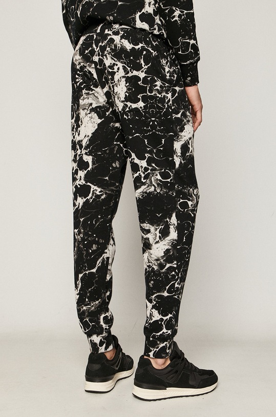 Odzież Spodnie męskie dresowe w marmurkowy wzór czarne RW20.SPMA30 czarny