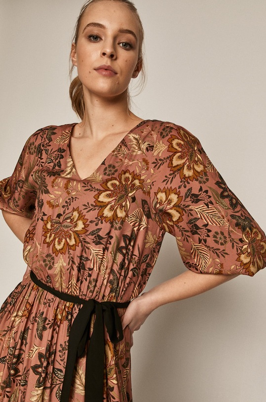 Wzorzysta sukienka damska z falbanką różowa RW20.SUDB74 różowy