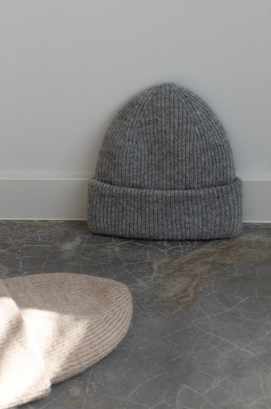 Czapka z domieszką wełny damska kolor szary gruba szary RW22.CAD700