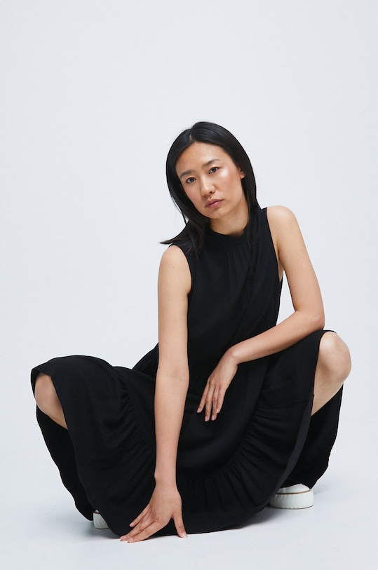 Sukienka z wiskozy czarna rozkloszowany czarny RW22.SUD012