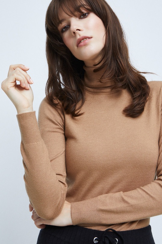 Sweter damski z golfem beżowy pozostałe beżowy RW22.SWD063