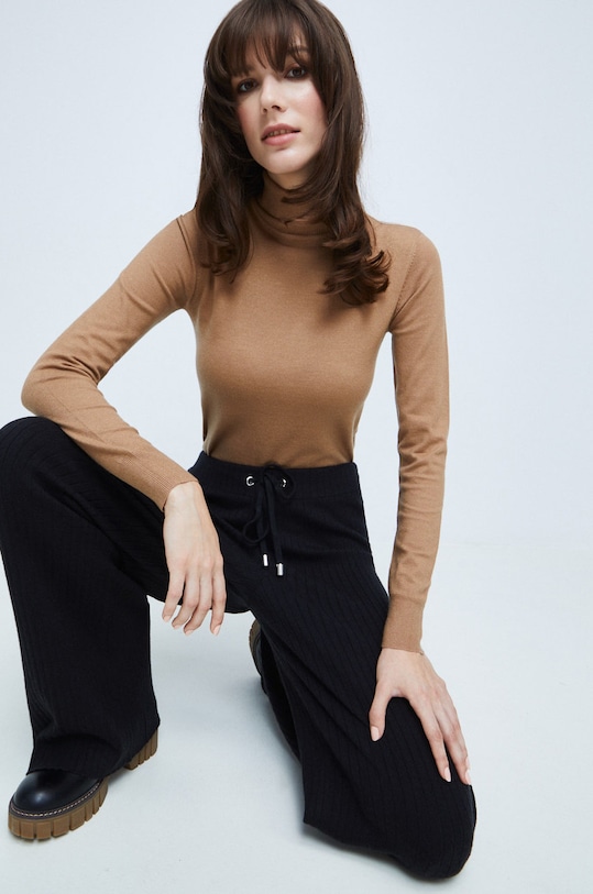 Sweter damski z golfem beżowy beżowy RW22.SWD063