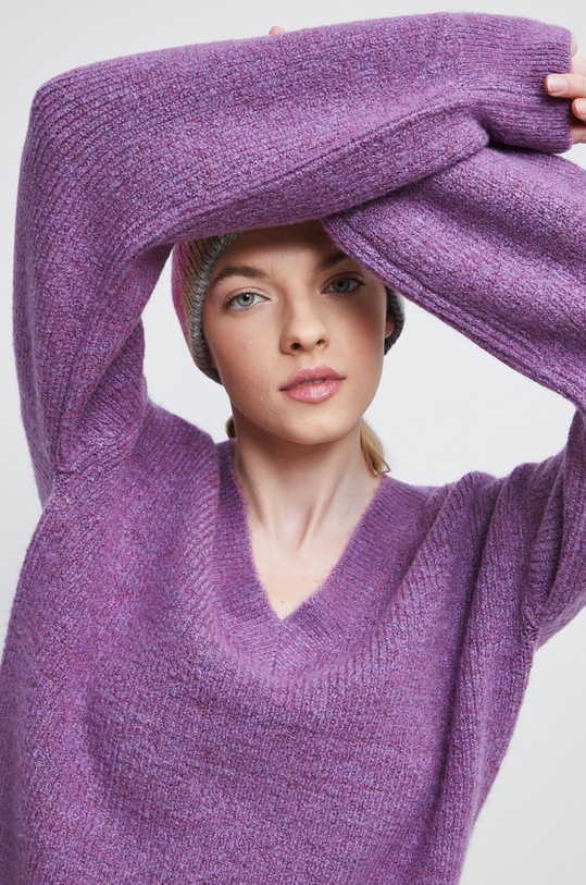 Sveter dámsky z melanžovej pleteniny fialová farba V výstrih fialová RW22.SWD082