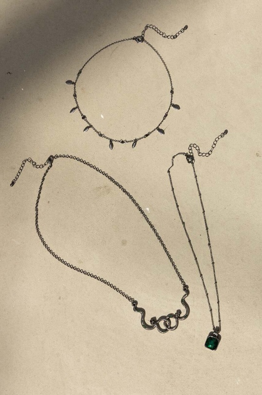 Naszyjniki damskie z ozdobnymi elementami (3-pack) kolor czarny czarny RW23.AKD508