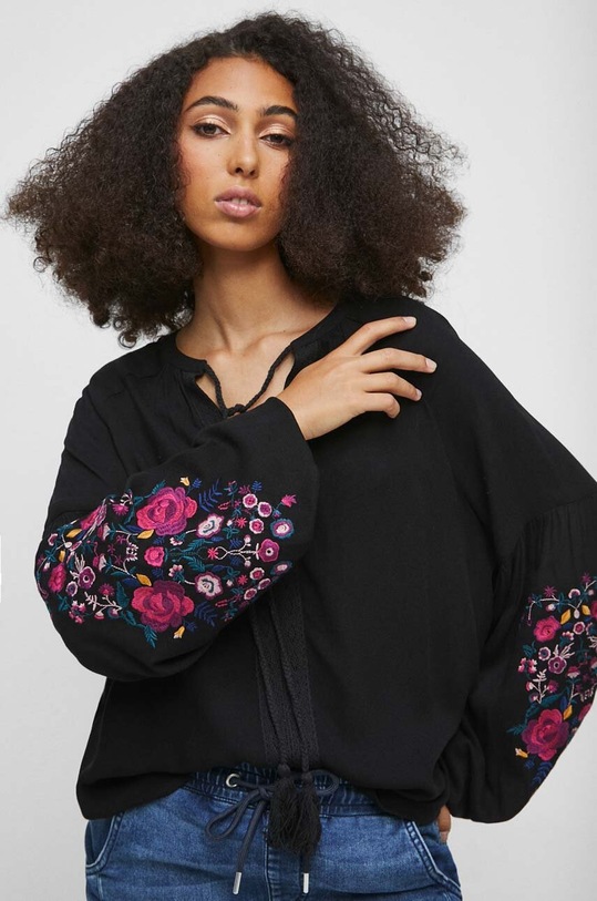 Bluzka damska z ozdobnym haftem kolor czarny casual czarny RW23.BDD304