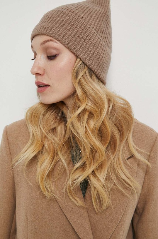 Czapka damska beanie prążkowana kolor beżowy średniej grubości beżowy RW23.CAD051
