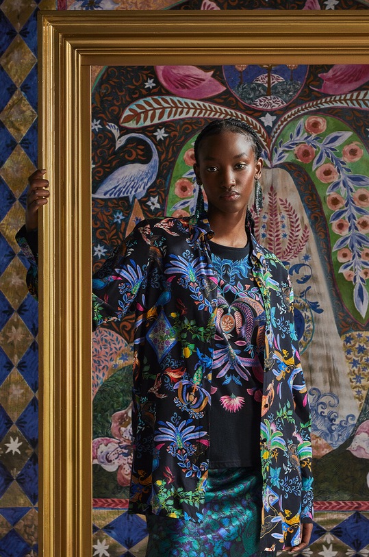 Koszula damska z kolekcji Medicine x Veronika Blyzniuchenko kolor czarny casual czarny RW23.KDDB51