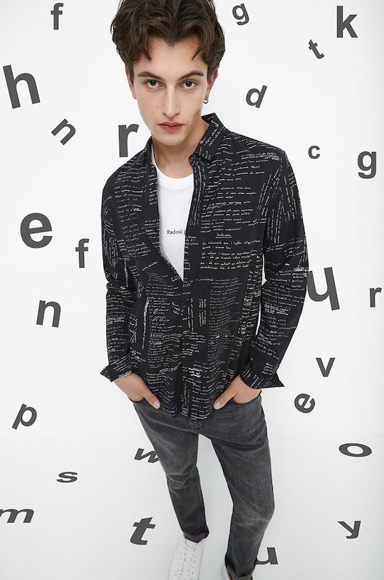 Košeľa pánska Jubilejná kolekcia Nadácia W. Szymborskej x Medicine čierna farba regular čierna RW23.KDM320