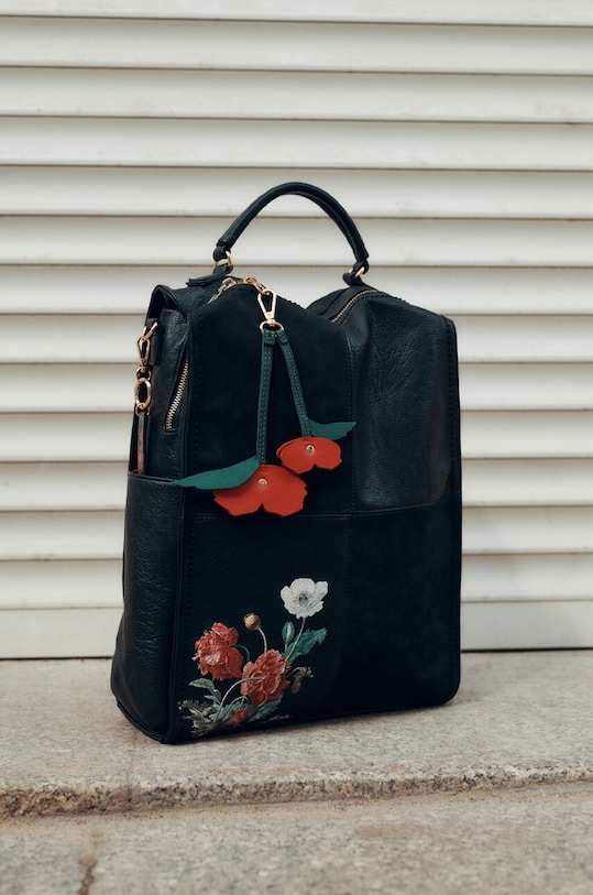 Kľúčenka z ekologickej kože Radzka x Medicine červená farba červená RW23.ROD850